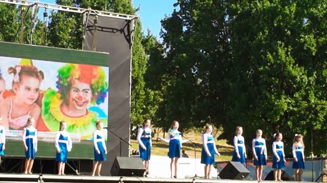 "Взгляни на мир глазами..."  исп. хор девочек рук. Хмирова Е.В. (сентябрь2015)