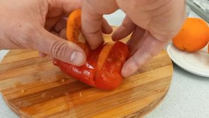 Жареный перец с помидорами  чесноком и зелёнью на сковороде/Roasted peppers in a pan!