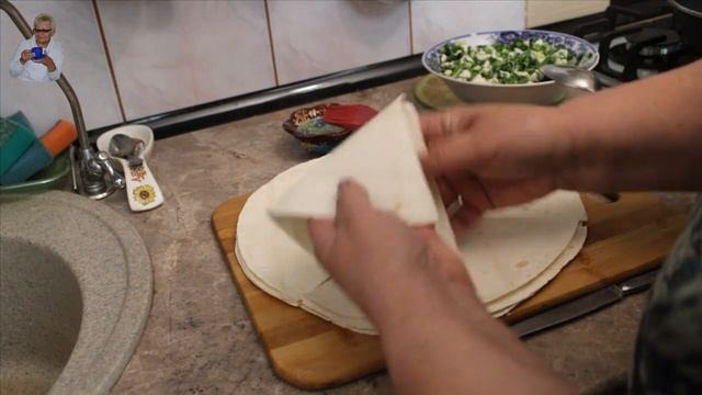 Кулёчки из лаваша с зелёным луком и яйцом.