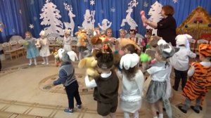 "Танец с игрушками" малыши танцуют на новогоднем празднике в детском саду