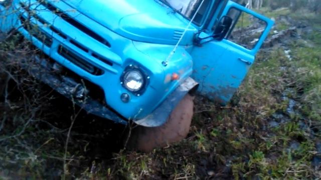 Зил 4×4. Засадили в заболоченной местности смотреть онлайн