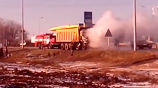 ХИТ MIX на выезде из Саратова горит самосвал смотреть онлайн