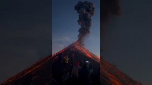 Впечатляющее извержение вулкана Фуэго и стальные нервы у снимающих