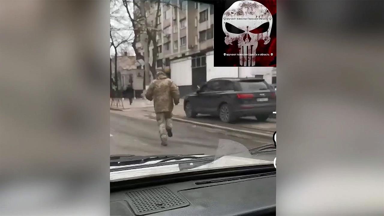 Новый эпизод "охоты по-украински": сотрудник военкомата на улицах Одессы преследует мужчину
