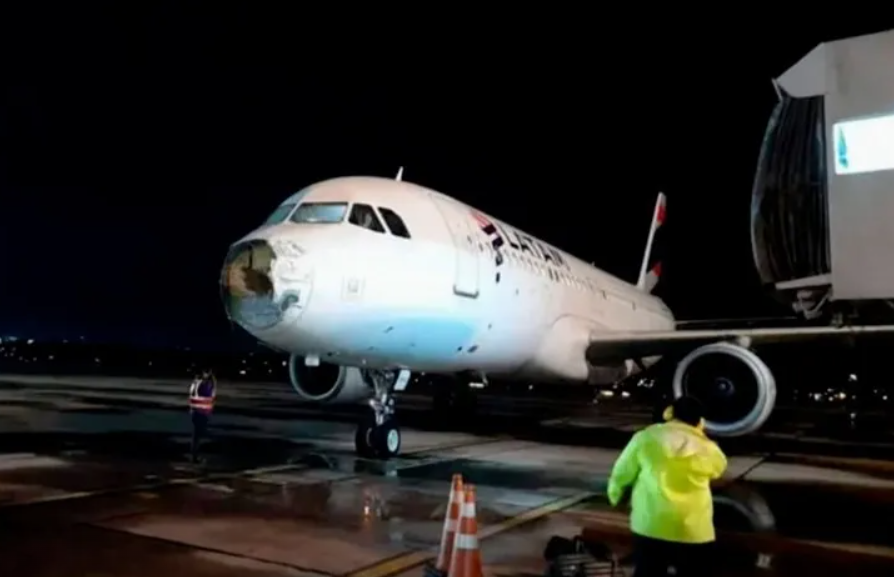 На волоске от смерти: пассажирский Airbus из-за грозы начал разваливаться в воздухе