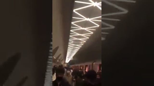 У входа на станцию "28 Мая" бакинского метро произошло задымление