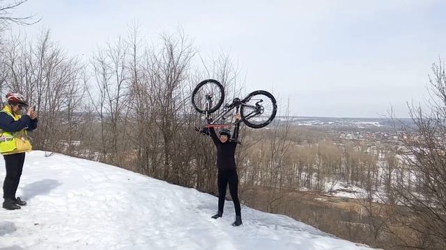 Виктория поднимает тяжеленній карбоновій велосипед смотреть онлайн