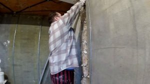 Как выровнять кривые стены. Как соединить деревянную стену и кирпичную