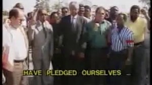 Nelson Mandela chante _Tuons Le Blanc_ (sings killing whites)