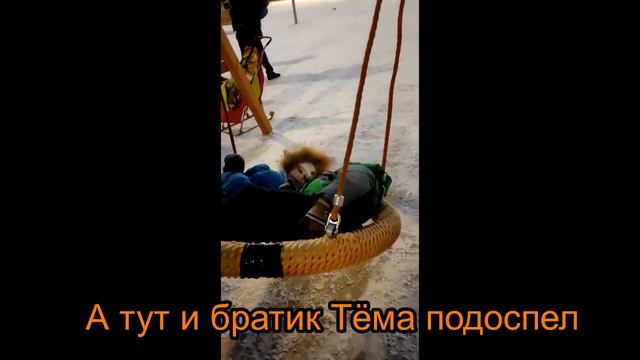 У торгового центра сделали для детей отличную детскую площадку. Миша часто посещает её