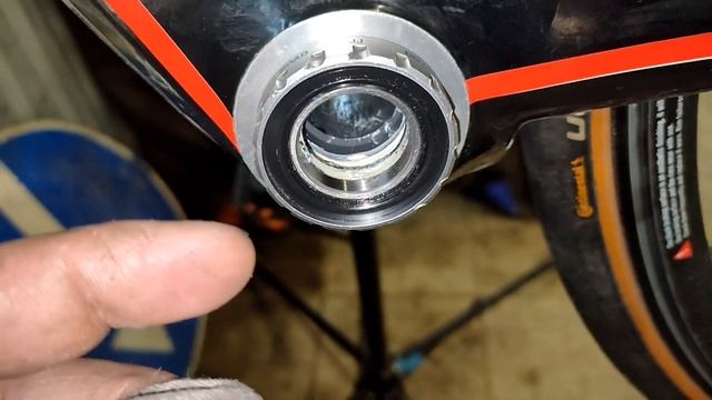 Разбираем каретку на внешних подшипниках / Переборка каретки  Hollowtech II на шоссейном велосипеде