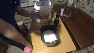 Пеку хлеб с отрубями и черносливом.