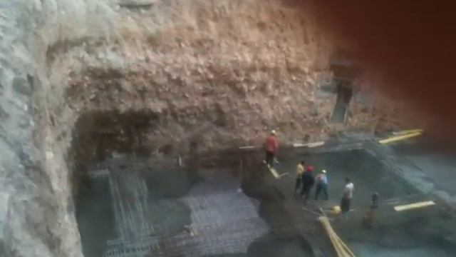 Заливка бетона фундамента жилого здания в центра Еревана (ул. Павстоса Бюзанда), Армения смотреть онлайн