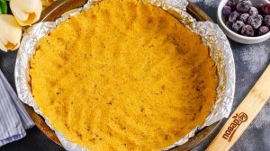 Пирог с голубикой и сметанной заливкой