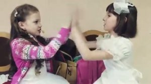 Редкий случай - дети не втыкают в смартфоны а играют  - Дети бегали по школе