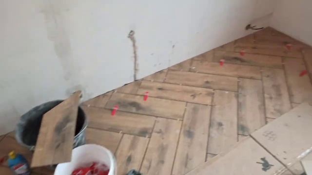 Как укладывать плитку елочкой / Как укладывать плитку под паркет / Французская укладка плитки елочк