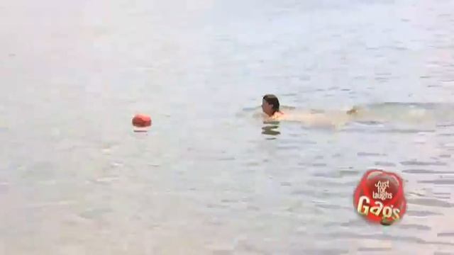 Скрытая камера. Тетя, подайте мячик, а то там крокодил смотреть онлайн