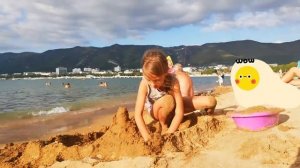 АЛИСА СТРОИТ ЗАМОК ИЗ ПЕСКА на море под песню ЮНОСТЬ ДАБРО