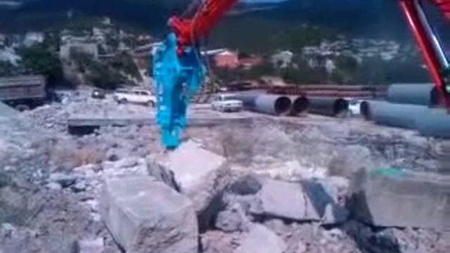 Работа гидромолота на мини-экскаваторе KUBOTA U48 смотреть онлайн