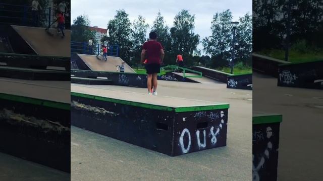 Начинающий райдер из Великого Новгорода делает трюки! смотреть онлайн