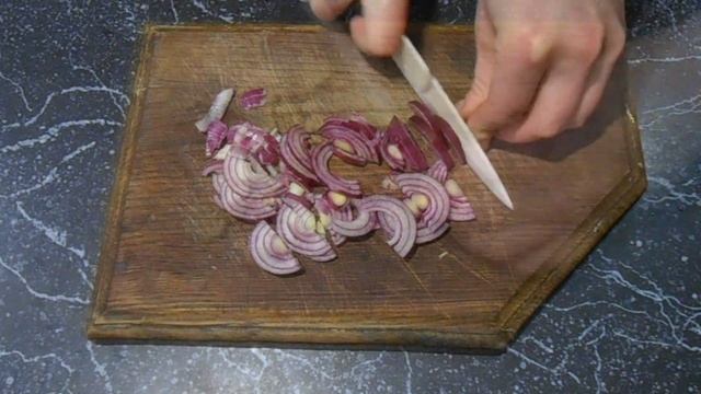 Все просят добавки! Сытно и быстро! Салат с морковью, яйцами и солёными огурцами.