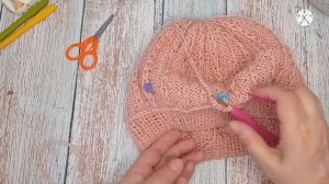 Украшаю берет бантиком, вяжу спицами и крючком... ?