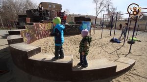 Дети за рулём большой детской машины. МанкиИгры#53