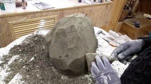 При помощи пенопласта сделал большой камень для сада .