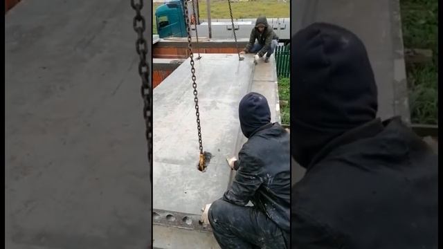 Монтаж плит перекрытия. #строительство #стройка #коробка #перекрытие #санястройка #ванястройка смотреть онлайн