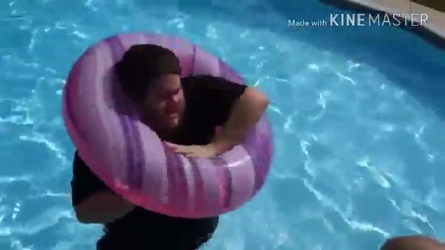 Злой дед плавает в каркатском бассейне смотреть онлайн