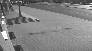 Кадры нападения мужчины с зажигательной смесью на администрацию Орловской области