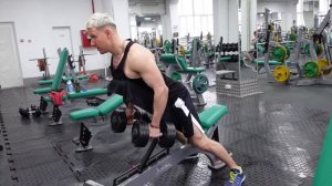 Шраги с гантелями на наклонной скамье