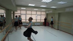 Народный танец: Дроби, диагональ,  украинский этюд и поклон