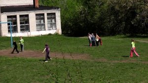 Дети играют в лапту