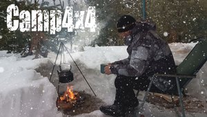 Одиночный кемпинг в глубоком снегу, ночевка в машине ранней весной.