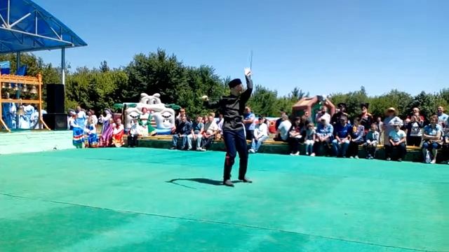 Праздник Троицы в станице Пугачевской 27.05.18. Танец с шашками. Ребята -- молодцы! смотреть онлайн