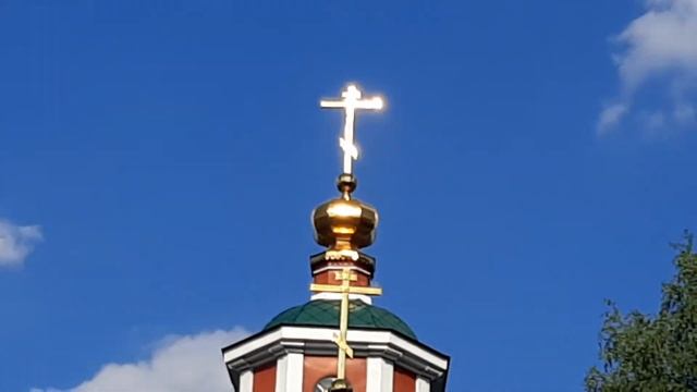 Храм Живоначальной Троицы в Воронцовском парке Москва.