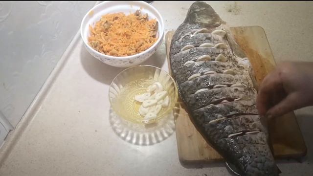Карп фаршированный с морковью и грецкими орехами