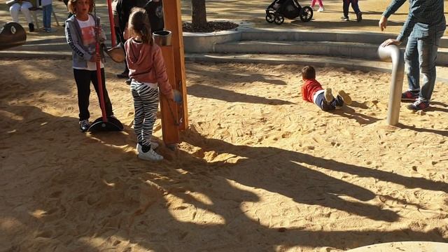 Оливейя играет в большой песочнице #olivella #девочка #ребенок #испания #дети #детство #оливейя смотреть онлайн