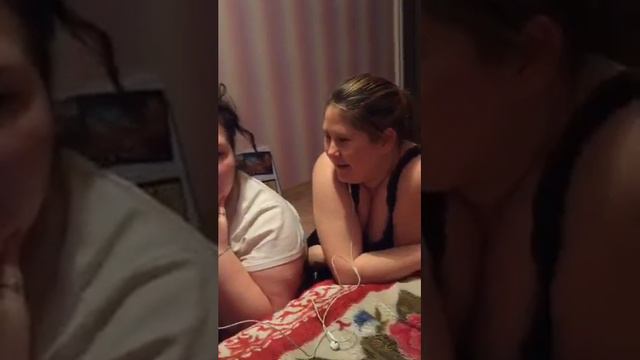 Толстые девочки беседуют с подписчиками перескопа, жесткий смех смотреть онлайн