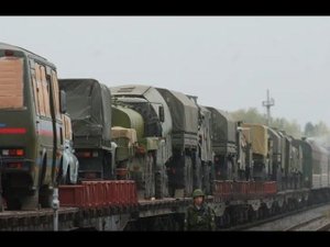 Следующий в Донбасс эшелон с бронетехникой заметили под Харьковом
