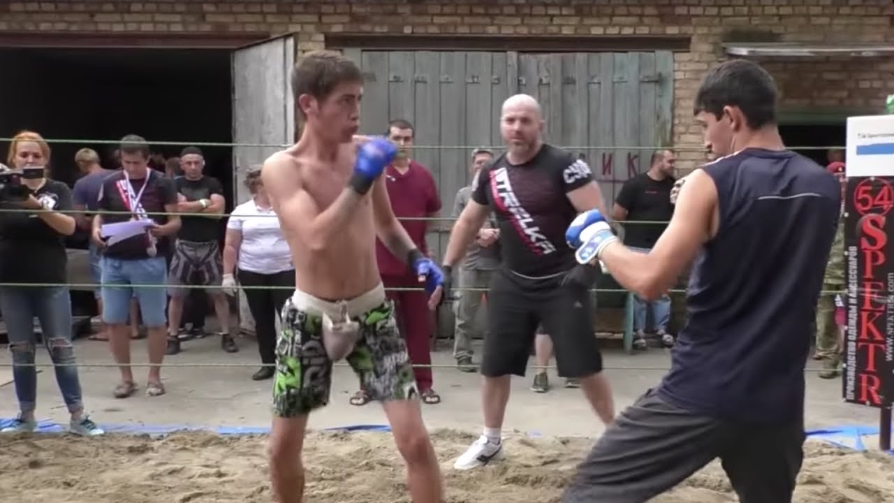 БОКСЕРСЧИК против Легковеса ММА !!! Крутой Бой !!! смотреть онлайн