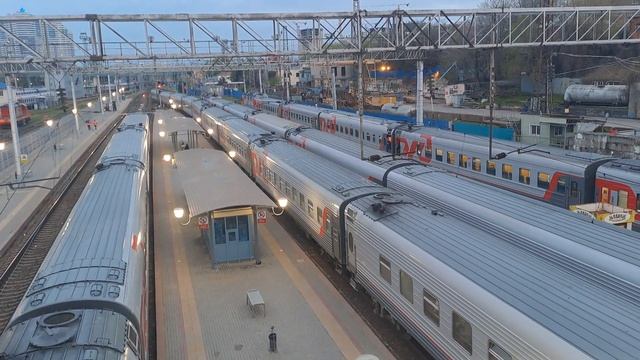 ЭП1М-478 с поездом №49 Кисловодск - Санкт-Петербург прибывает на станцию Ростов-Главный смотреть онлайн