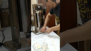 Колбасный шприц с электро приводом и доработанный куттер Hurakan, (Gastrorag, Airhot) в действии.