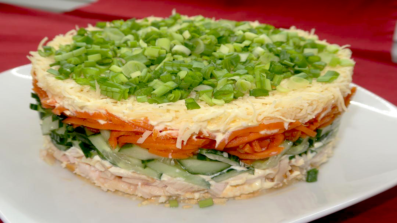 Наивкуснейший салат с копченой курицей, корейской морковью и огурцом