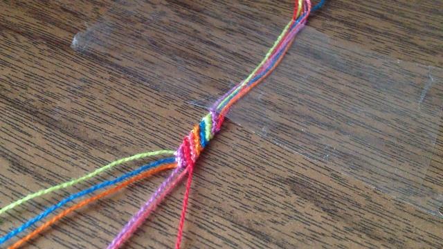 Как плести фенечку "Вечная классика". Видеоурок 2. смотреть онлайн