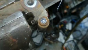 Nissan Micra сломалась направляющая в скобе суппорта высверливаем