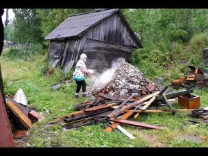 Затопило дом в деревне, бежит со всех щелей