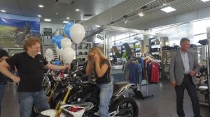 Девушке подарили мотоцикл.