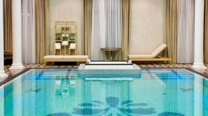 Роскошный переливной бассейн с джакузи и SPA